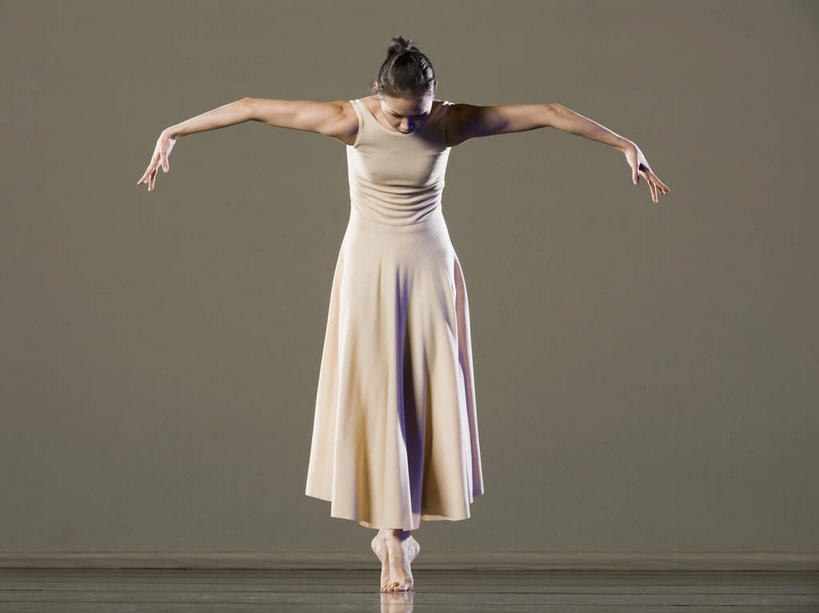 西方人,一个人,站,伸展双臂,竖图,室内,白天,正面,裙子,跳舞,欧洲,欧洲人,仅一个年轻女性,仅一个女性,仅一个人,阴影,灰色背景,连衣裙,反射,影子,注视,低头,观察,看,站着,摄影,影棚,观看,踮,吊带裙,察看,现代舞,关注,舞姿,踮着,年轻女性,女人,女性,白种人,敞开双臂,伸开双臂,展开双肩,站立,张开手臂,张开双臂,彩图,全身,影棚拍摄,拍摄,舞蹈