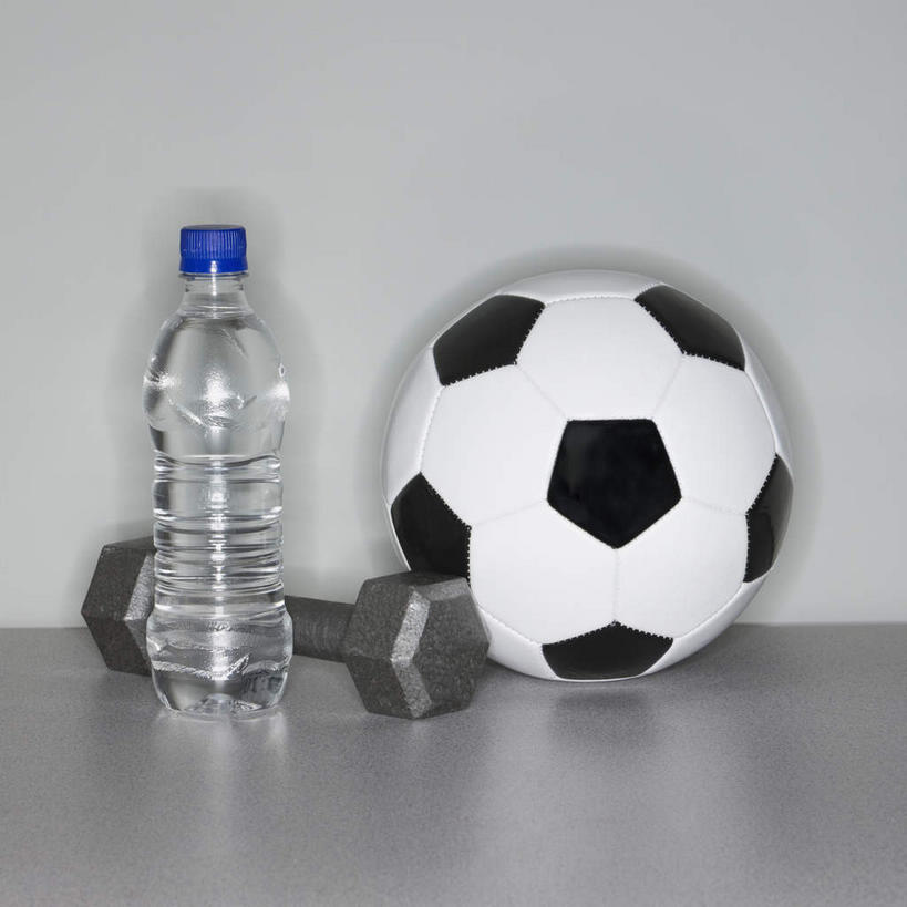 无人,方图,室内,特写,白天,正面,足球,水,静物,哑铃,灰色背景,液体,足球装备,饮用水,运动器械,一个,瓶子,塑料制品,矿泉水,健身器械,塑料瓶,摄影,影棚,单个,健身器材,蒸馏水,蹴鞠,足球运动,彩图,影棚拍摄,拍摄,运动器材