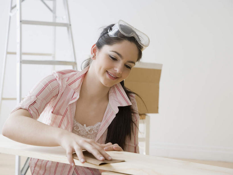 西方人,一个人,坐,笑,攀登,微笑,露齿笑,横图,室内,白天,正面,安全,欧洲,欧洲人,仅一个年轻女性,仅一个女性,仅一个人,握,服装,包装,梯子,眼镜,纸箱,阶梯,墙,防护,拿,拿着,注视,休闲装,墙壁,墙面,衣服,容器,箱子,观察,看,休闲,休闲服,爬,握着,服饰,观看,上升,护目镜,保护,打磨,察看,关注,纸板箱,保险,包装箱,人字梯,保全,周全,安稳,安定,登高,安全防护眼镜,砂纸,平安,年轻女性,女人,女性,白种人,攀爬,坐着,半身,彩图,砂皮,防护眼镜