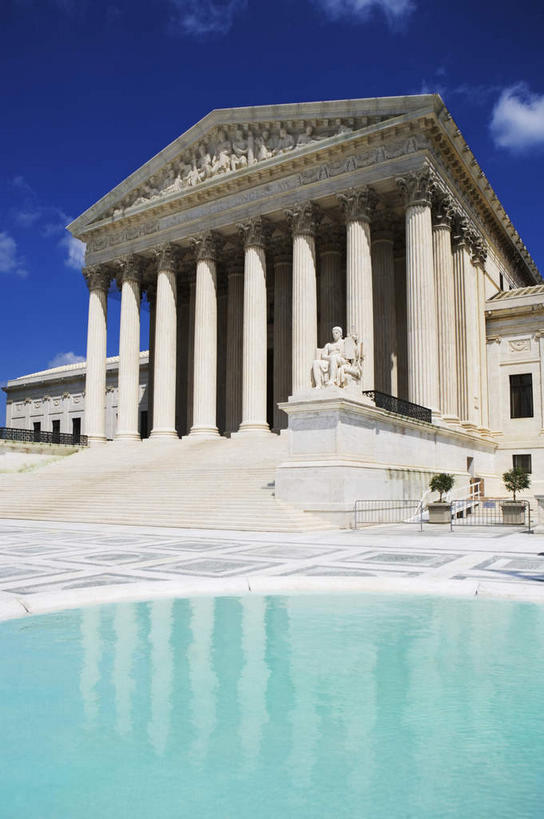 无人,体育馆,游泳池,竖图,室外,白天,仰视,旅游,度假,水,楼梯,标志建筑,地标,建筑,雕塑,美国,一排,阴影,艺术,整齐,装饰,光线,雕刻,雕像,影子,柱子,阶梯,水池,水面,云,云朵,法院,首都,云彩,娱乐,建设,泳池,台阶,排列,蓝色,白云,蓝天,天空,阳光,工艺品,天,享受,休闲,旅游胜地,放松,晴朗,纪念,美术,游泳馆,法庭,北美,北美洲,队列,主题,美洲,修建,陈列,华盛顿特区,华盛顿哥伦比亚特区,华府,功能,美学,北亚美利加洲,亚美利加洲,美国联邦最高法院,修筑,联邦最高法院,晴空,彩图,低角度拍摄