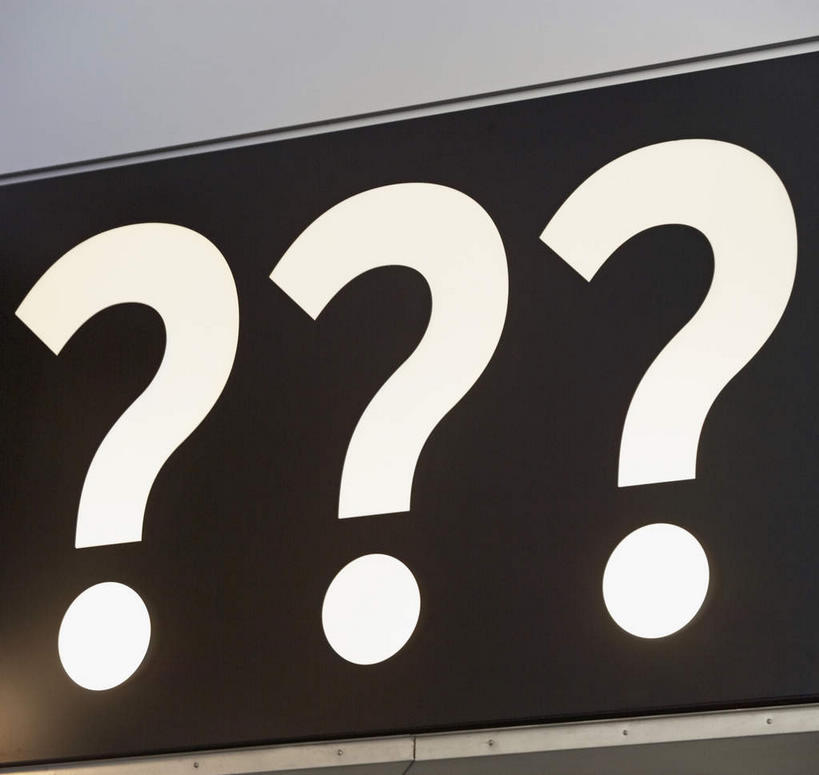 无人,横图,室内,特写,白天,仰视,静物,一排,整齐,标志,符号,文字,字符,字母,标识,排列,三个,白色,黑色,问号,队列,彩图,低角度拍摄