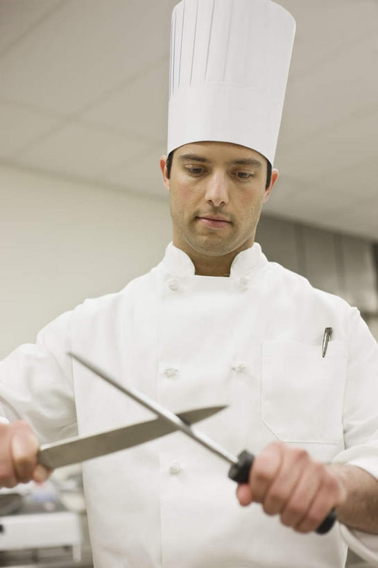 西方人,一个人,厨师,站,竖图,室内,白天,仰视,工作服,制服,厨房,帽子,金属制品,欧洲,欧洲人,仅一个男性,仅一个人,握,服装,金属,工具,刀具,拿,拿着,注视,仅一个年轻男性,两个,衣服,白色,刀,观察,看,站着,握着,服饰,观看,察看,衣着,穿着,关注,菜刀,厨师帽,磨刀棒,切菜刀,工作制服,衣饰,男人,男性,年轻男性,白种人,厨师长,厨子,大厨,主厨,站立,半身,彩图,低角度拍摄,工作套服,灶间