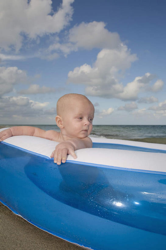 西方人,婴儿,儿童,一个人,坐,竖图,室外,白天,正面,纯洁,美景,船,欧洲,欧洲人,仅一个人,一艘,阴影,光线,影子,景观,云,云朵,云彩,注视,裸露,小孩,蓝色,白云,蓝天,天空,阳光,自然,交通工具,天,观察,看,景色,可爱,充气船,活泼,晴朗,观看,察看,关注,自然风光,载具,宝宝,裸,纯真,烂漫,无邪,伶俐,天真,白种人,孩子,晴空,坐着,半身,彩图