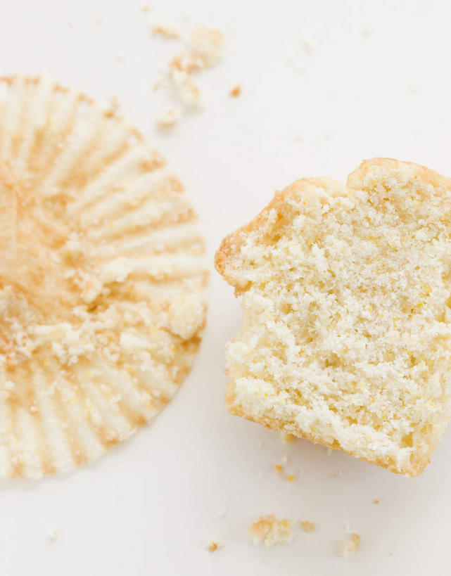 点心,无人,竖图,俯视,室内,特写,白天,白色背景,下午茶,阴影,反射,影子,食品,破坏,松饼,破损,食物,糕点,摄影,影棚,损坏,玛芬蛋糕,彩图,高角度拍摄,影棚拍摄,拍摄