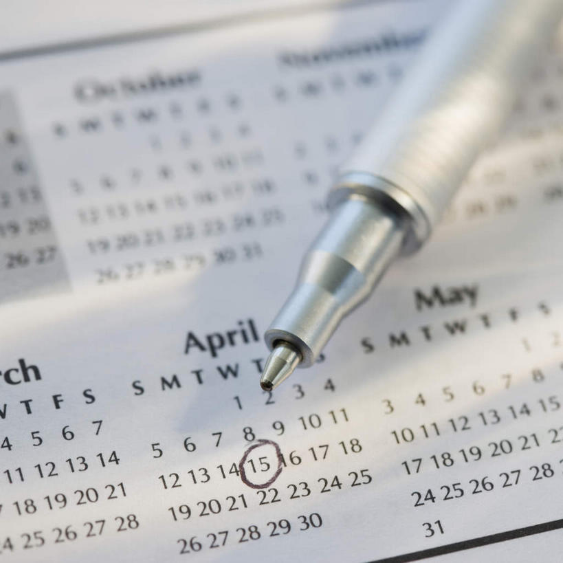 无人,方图,俯视,室内,特写,白天,静物,阴影,朦胧,模糊,时间,反射,圆形,笔,影子,办公用品,计时,水笔,文具,学习用品,文具用品,日期,一支,挂历,日历,彩图,高角度拍摄