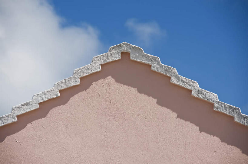 无人,家,横图,室外,特写,白天,仰视,度假,美景,城市风光,城市,建筑,英国,欧洲,阴影,光线,瓦片,影子,房屋,屋子,景观,云,云朵,公寓,云彩,瓦,娱乐,洋房,楼房,住宅,蓝色,白云,蓝天,天空,阳光,天,享受,休闲,景色,大西洋,放松,建造,晴朗,西欧,大不列颠,屋瓦,大不列颠及北爱尔兰联合王国,百慕大,百慕大群岛,大不列颠联合王国,日不落英帝国,海外领地,英国海外领地,百慕达,晴空,彩图,低角度拍摄,房子