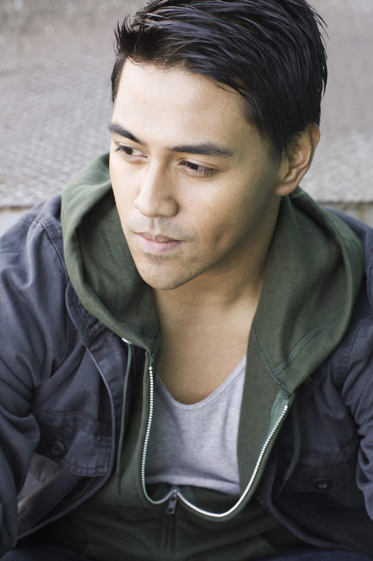 东方人,一个人,坐,笑,微笑,竖图,室外,白天,正面,亚洲,仅一个男性,仅一个人,阴影,服装,反射,影子,扭头,注视,休闲装,黄种人,仅一个年轻男性,衣服,观察,看,转头,休闲,休闲服,连帽衫,服饰,观看,察看,关注,帽衫,男人,男性,年轻男性,亚洲人,坐着,半身,彩图