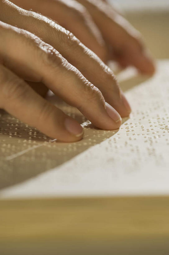 西方人,手,一个人,摸,竖图,俯视,室内,特写,白天,书籍,欧洲,欧洲人,双手,仅一个男性,仅一个人,仅一个中年男性,抚摸,起伏,朦胧,模糊,标志,文字,字符,标识,手部,凹凸,盲文,点字,凸字,男人,男性,中年男性,白种人,书,图书,触摸,接触,半身,彩图,高角度拍摄