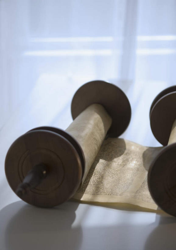 无人,竖图,俯视,室内,特写,白天,静物,书籍,一本,阴影,节日,卷曲,反射,影子,圣经,文化,书本,祈祷,健康,许愿,宗教,信仰,纪念,祈求,卷轴,经书,平安,书,图书,彩图,高角度拍摄,耶经