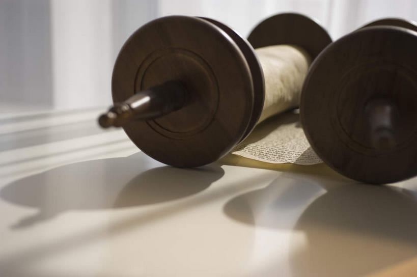 无人,横图,室内,特写,白天,正面,桌面,桌子,静物,书籍,一本,阴影,节日,反射,影子,圣经,文化,书本,祈祷,健康,许愿,宗教,信仰,纪念,祈求,卷轴,经书,平安,书,图书,彩图,耶经