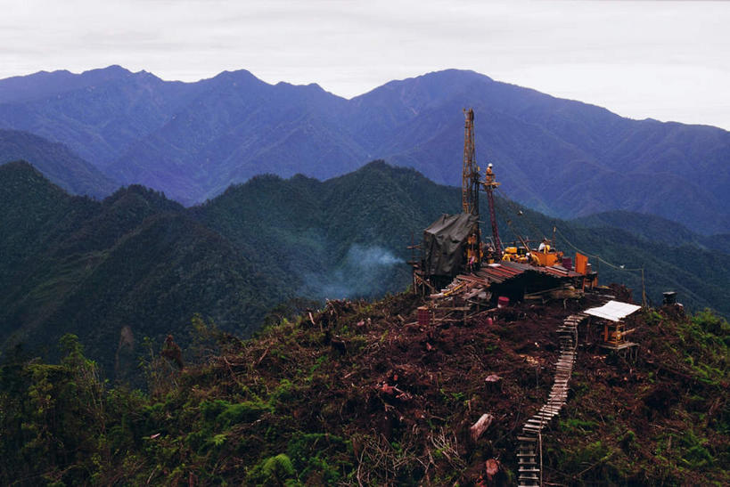 无人,横图,俯视,室外,白天,旅游,度假,美景,山,山脉,树林,植物,景观,山峰,山峦,娱乐,树,树木,绿色,天空,自然,群山,天,享受,休闲,景色,放松,工业,生长,能源,成长,自然风光,油井,钻井,钻井平台,彩图,高角度拍摄