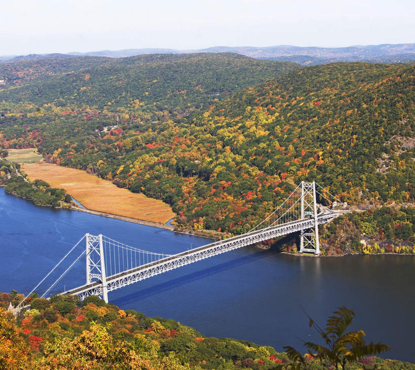 无人,横图,俯视,航拍,室外,白天,旅游,度假,美景,山,山脉,树林,植物,大桥,立交桥,桥梁,纽约,美国,阴影,光线,影子,景观,山峰,高架,斜拉桥,桥,山峦,娱乐,哈德逊河,树,树木,绿色,阳光,自然,群山,享受,休闲,景色,放松,生长,成长,北美,北美洲,鸟瞰,自然风光,美洲,纽约州,帝国之州,帝国州,北亚美利加洲,亚美利加洲,赫逊河,彩图,高角度拍摄