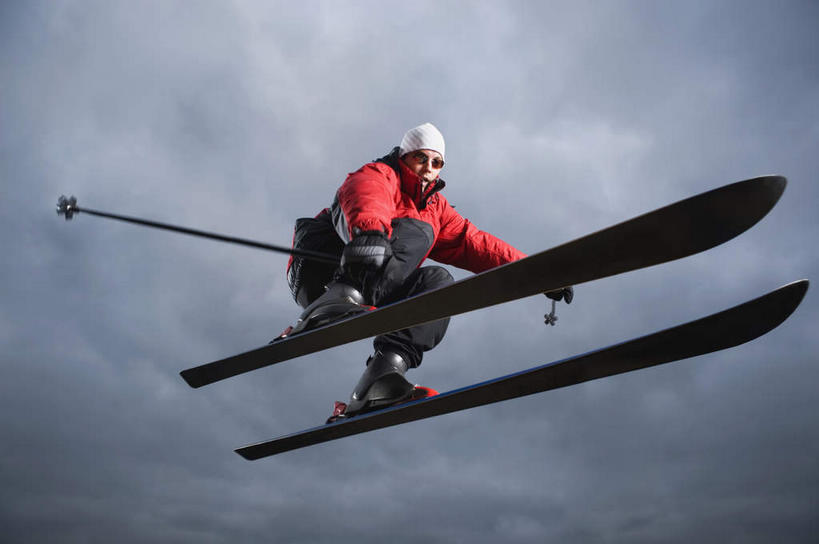 西方人,一个人,横图,室外,白天,仰视,帽子,欧洲,欧洲人,仅一个男性,仅一个人,仅一个中年男性,握,服装,工具,器材,乌云,云,阴天,云朵,半空,拿,云彩,拿着,注视,运动器械,衣服,红色,天空,天,观察,看,温暖,器械,健身器械,握着,服饰,拐杖,观看,保暖,滑雪板,滑雪鞋,滑雪杖,察看,昏暗,阴沉,御寒,关注,健身器材,滑雪服,滑雪装备,无边帽,辅助设备,竞技服,旅游服,冬装,男人,男性,中年男性,白种人,彩图,低角度拍摄,全身,运动器材