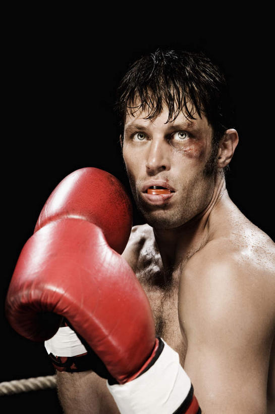 西方人,一个人,拳击手,体育馆,栏杆,运动场,站,竖图,室内,白天,侧面,锻炼,安全,比赛,运动,拳击,欧洲,欧洲人,仅一个男性,仅一个人,仅一个中年男性,黑色背景,围栏,防护,拳击手套,注视,运动器械,体育场,护栏,红色,手套,观察,看,握拳,站着,健身器械,击打,观看,保护,察看,关注,保险,健身器材,保全,周全,安稳,安定,运动馆,防护手套,平安,体育,男人,男性,中年男性,白种人,拳击家,拳击运动员,站立,半身,彩图,健身,运动器材,淤青