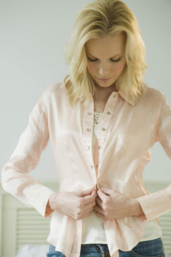 西方人,一个人,站,竖图,室内,白天,正面,床,卧室,欧洲,欧洲人,仅一个女性,仅一个人,阴影,反射,影子,双人床,床单,注视,被子,穿,白色,低头,观察,看,站着,仅一个中年女性,睡裙,观看,察看,被单,关注,垂头,女人,女性,中年女性,白种人,长发,卷发,站立,半身,彩图,睡房,卧房