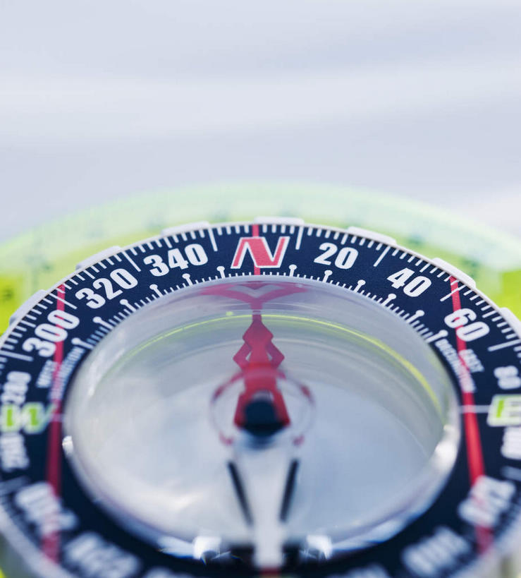 无人,竖图,俯视,室内,特写,白天,白色背景,仪器,科技,海底,静物,科学,方向,历史,文化,一个,祈祷,指示,许愿,摄影,宗教,地理,信仰,影棚,单个,罗盘,祈求,吉祥,科学技术,指向,风水,司南,阴阳,发明,天池,吉凶,吉利,晦气,不祥,倒霉,霉运,恶兆,凶险,顶针,玻璃盖,磁针,海底线,罗经,罗盘针,内盘,日圭,基准,外盘,园柱形外盒,平安,彩图,高角度拍摄,影棚拍摄,拍摄,地质