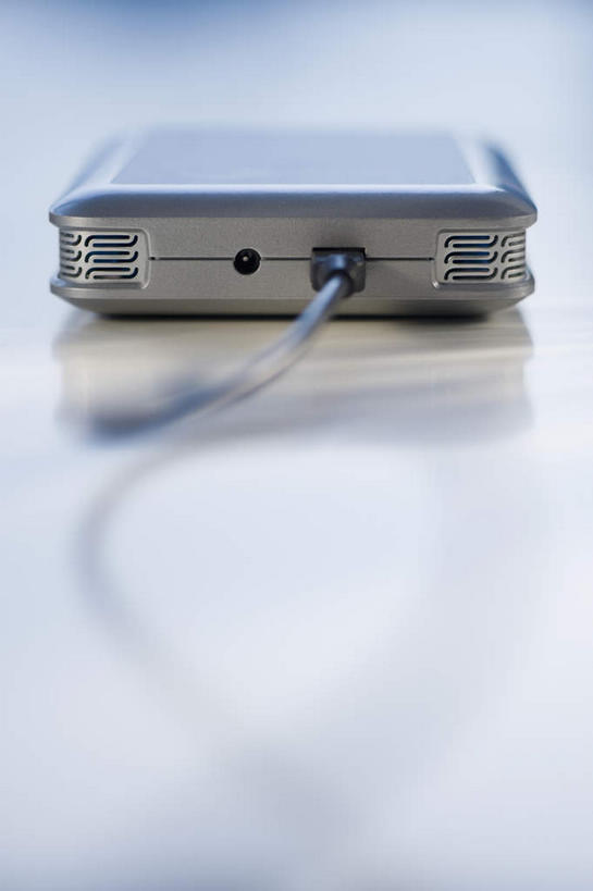 无人,竖图,俯视,室内,特写,白天,白色背景,数据,桌面,桌子,静物,阴影,朦胧,模糊,反射,传输,信息,影子,存储介质,一个,摄影,USB接口,通用串行总线,影棚,单个,接口,硬盘,存储,端口,硬盘驱动器,可移动存储设备,移动存储,移动硬盘,彩图,高角度拍摄,影棚拍摄,拍摄