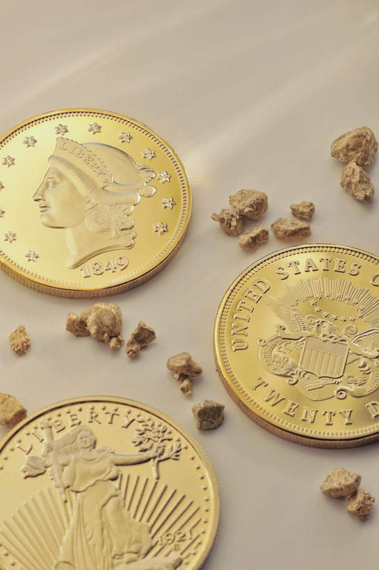 无人,竖图,俯视,室内,特写,白天,白色背景,爱情,奢侈,钱,静物,珠宝,阴影,反射,金属,钱币,影子,黄金,金融,摄影,影棚,三枚,经济,昂贵,贵重,坚定,流通,贸易,信念,贵金属,约定,宝贵,货币,金币,现金,硬币,彩图,高角度拍摄,影棚拍摄,拍摄,金子