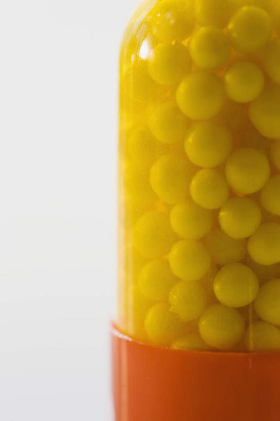 无人,竖图,室内,特写,白天,白色背景,正面,安全,静物,朦胧,模糊,药剂,防护,一颗,胶囊,黄色,药品,橙色,治疗,摄影,影棚,保护,药物,医疗,保险,预防,一粒,平安,彩图,影棚拍摄,拍摄