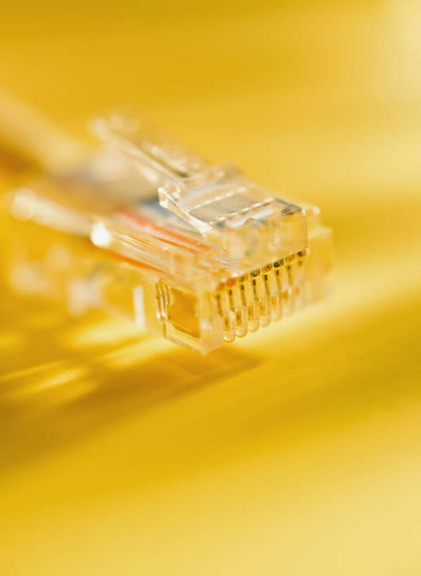 无人,竖图,俯视,室内,特写,白天,通讯,数据,静物,一根,阴影,黄色背景,朦胧,模糊,反射,传输,影子,摄影,影棚,网线,水晶头,线缆,彩图,高角度拍摄,影棚拍摄,拍摄