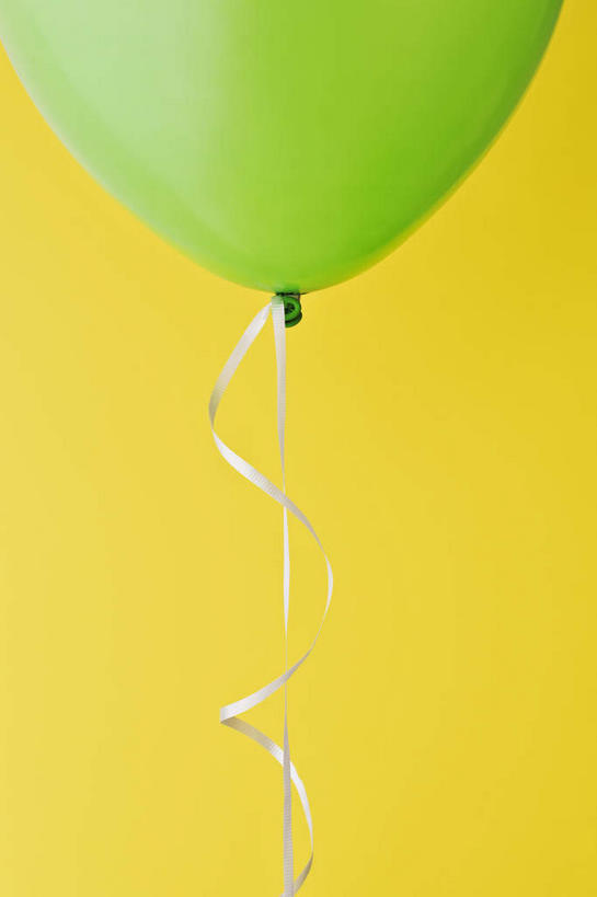 无人,竖图,室内,特写,白天,正面,游戏,静物,玩具,黄色背景,塑料,玩,娱乐,一个,绿色,气球,塑料制品,休闲,充气玩具,橡胶,益智,摄影,影棚,单个,活动,发泄,消遣,智力,橡胶制品,宣泄,玩耍,嬉戏,彩图,影棚拍摄,拍摄