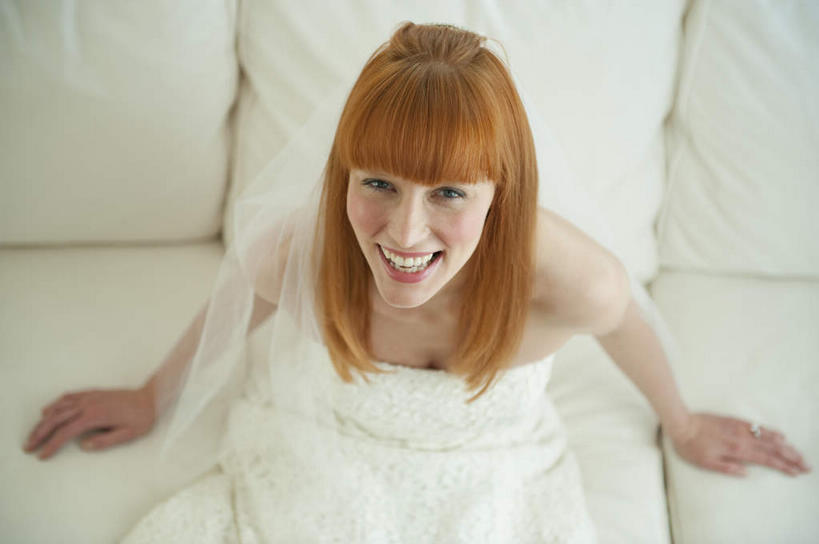 西方人,一个人,新娘,客厅,坐,笑,微笑,露齿笑,横图,俯视,室内,白天,婚纱,婚礼,快乐,沙发,欧洲,欧洲人,仅一个年轻女性,仅一个女性,仅一个人,撑,头纱,庆祝,结婚,注视,黄色,白色,观察,看,喜庆,观看,纪念,察看,起居室,撑着,关注,布艺沙发,客堂,年轻女性,女人,女性,白种人,长发,直发,坐着,半身,彩图,高角度拍摄,婚礼服,礼服,高兴,婚礼头纱