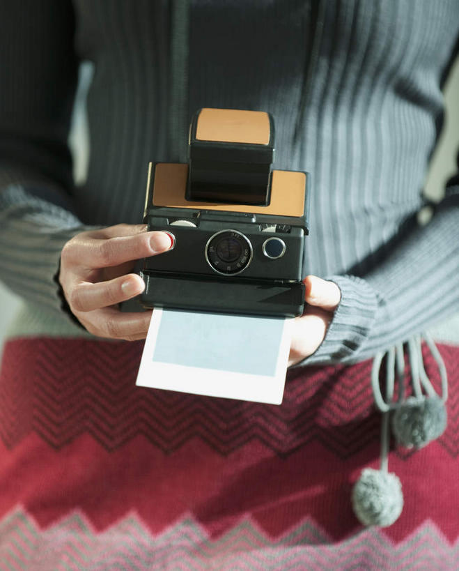 西方人,手,头发,一个人,站,竖图,室内,特写,白天,正面,毛衣,裙子,相机,欧洲,欧洲人,双手,仅一个年轻女性,仅一个女性,仅一个人,握,阴影,反射,影子,拿,拿着,拍照,粉色,黄色,灰色,站着,手部,握着,短裙,摄影,半身裙,线衫,拍立得,立拍得,年轻女性,女人,女性,白种人,照相机,站立,半身,彩图,绒衣,套衫,套头毛衣,线衣,照相