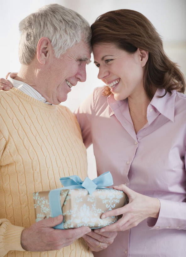 西方人,两个人,家庭,父亲,女儿,站,抱,笑,微笑,露齿笑,竖图,室内,白天,正面,礼盒,礼物,欧洲,欧洲人,服装,朦胧,模糊,纸盒,注视,休闲装,盒子,衣服,包装盒,礼品盒,观察,看,站着,休闲,温暖,温馨,父女,一家人,休闲服,父爱,保健,服饰,礼品,抱着,观看,和睦,察看,搂着,关注,养老院,敬老院,医疗保健,敬老,养老,老年公寓,托老所,护理院,老年男性,男人,男性,女人,女性,中年女性,白种人,搂,搂抱,站立,半身,彩图,融洽