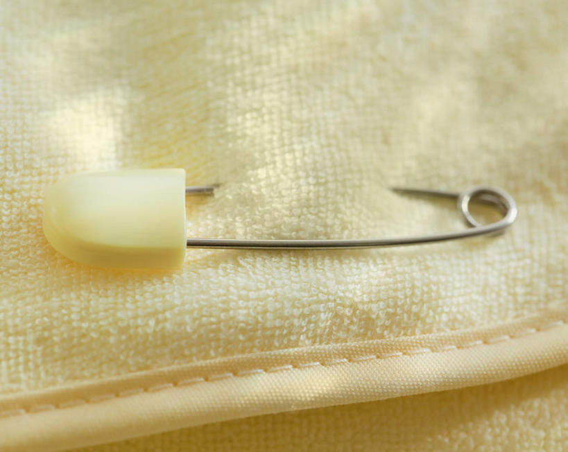 无人,横图,俯视,室内,特写,白天,静物,阴影,反射,影子,办公用品,别针,围兜,文具,餐巾,办公设备,文具用品,文化工具,口水巾,食饭兜,婴儿围脖,婴儿围兜,彩图,高角度拍摄,安全别针