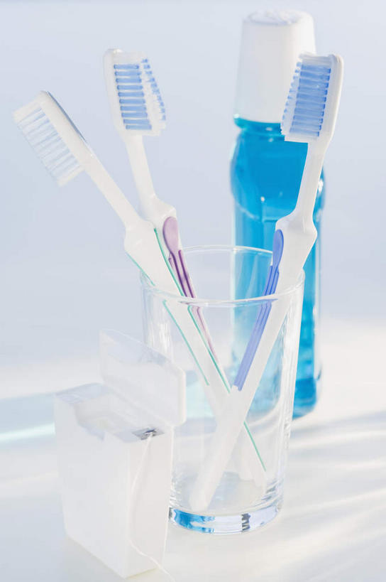 无人,竖图,俯视,室内,特写,白天,白色背景,水,静物,杯子,阴影,朦胧,模糊,反射,牙刷,影子,瓶子,塑料制品,纸制品,日用品,清洁,塑料瓶,香精,摄影,影棚,洗漱用品,纸杯,卫生,酒精,一次性杯子,漱口水,彩图,高角度拍摄,影棚拍摄,拍摄,氟化物