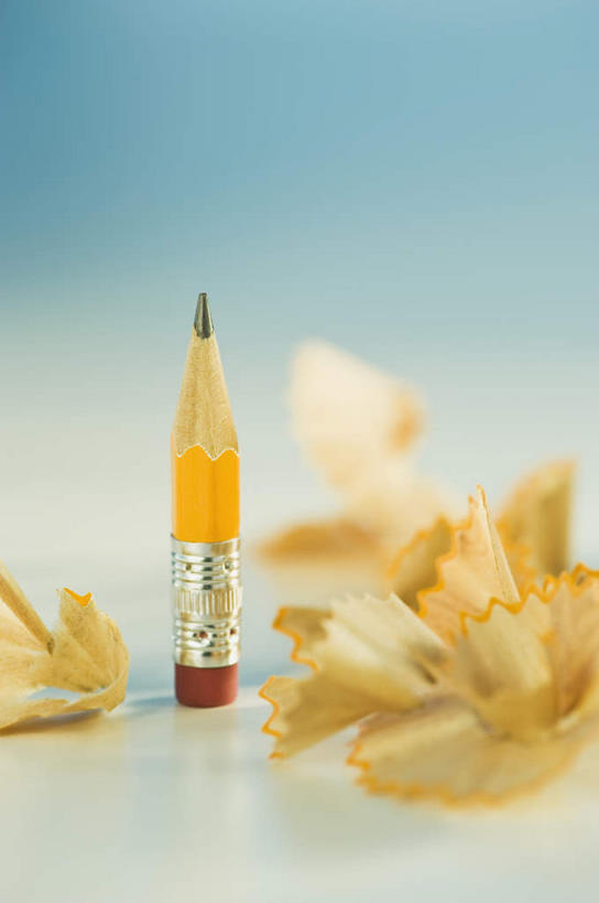 无人,竖图,俯视,室内,特写,白天,白色背景,静物,阴影,反射,木制,笔,木屑,影子,办公用品,文具,黄色,木制品,铅笔,学习用品,摄影,影棚,文具用品,一支,笔屑,碎屑,铅笔屑,彩图,高角度拍摄,影棚拍摄,拍摄