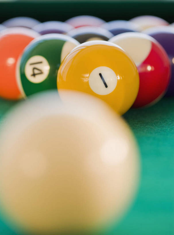 无人,竖图,俯视,室内,特写,白天,台球,静物,许多,撞球,阴影,朦胧,模糊,反射,标志,球杆,文字,影子,字符,字母,标识,运动器械,彩球,健身器械,摄影,影棚,台球桌,健身器材,斯诺克,阿拉伯文,斯诺克球,斯诺克台球,阿拉伯语,阿拉伯字母,桌球,彩图,高角度拍摄,影棚拍摄,拍摄,运动器材