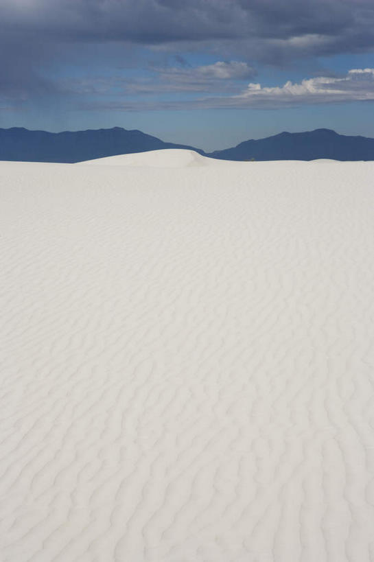 无人,竖图,室外,白天,正面,旅游,度假,美景,沙漠,山,山脉,美国,阴影,光线,影子,景观,山峰,云,云朵,山峦,云彩,娱乐,蓝色,白云,蓝天,天空,阳光,自然,群山,天,享受,休闲,景色,放松,晴朗,北美,北美洲,自然风光,美洲,新墨西哥,新墨西哥州,北亚美利加洲,亚美利加洲,迷人之地,迷人之州,阿拉莫戈多,大漠,砂漠,晴空,彩图