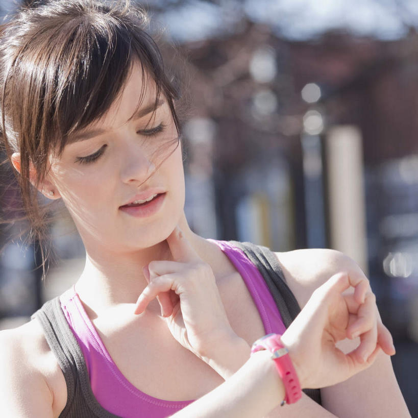 西方人,脸,头,脸颊,头发,一个人,站,方图,室外,特写,白天,正面,欧洲,欧洲人,仅一个年轻女性,仅一个女性,仅一个人,阴影,服装,朦胧,模糊,时间,光线,背心,时钟,手表,影子,棕色,计时,注视,衣服,红色,黑色,阳光,钟表,低头,观察,看,站着,表,抬手,服饰,观看,腕表,察看,衣着,穿着,关注,腕带,衣饰,年轻女性,女人,女性,白种人,头部,脸部,脸蛋,面部,钟,站立,半身,彩图