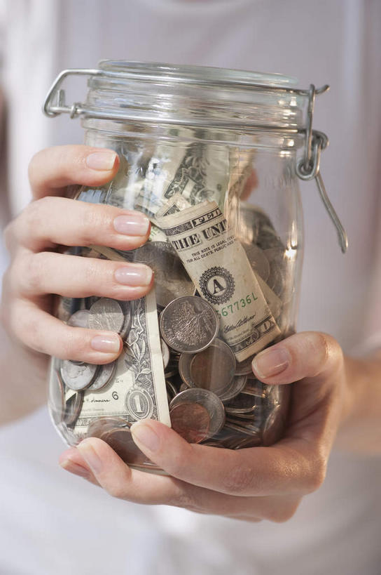 西方人,手,一个人,站,捧,竖图,室内,特写,白天,正面,钱,玻璃,欧洲,欧洲人,双手,仅一个女性,仅一个人,一堆,许多,堆叠,堆积,服装,朦胧,模糊,钱币,休闲装,玻璃制品,一个,衣服,紫色,玻璃瓶,瓶子,站着,仅一个中年女性,休闲,手部,休闲服,储蓄,钞票,金融,纸币,摄影,服饰,影棚,经济,单个,堆,储存,流通,积累,纸钞,贸易,广口瓶,储备,积储,积聚,货币,现金,硬币,女人,女性,中年女性,白种人,端,端着,捧着,手捧,站立,半身,彩图,影棚拍摄,拍摄