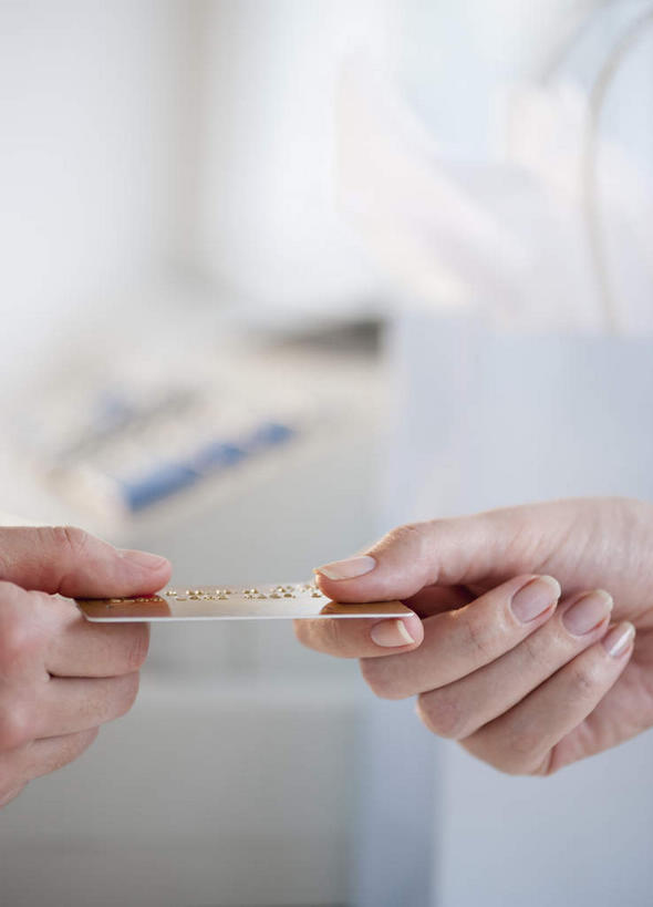 西方人,手,两个人,店员,商店,竖图,室内,特写,白天,正面,购物,信用卡,消费,超市,商场,袋子,欧洲,欧洲人,一张,递,握,朦胧,模糊,包装袋,手提袋,购物袋,拿,拿着,顾客,营业员,手部,卡,握着,pos机,储蓄卡,金融,百货,收银台,购买,收银,收银机,选购,贸易,百货公司,血拼,销售人员,银行卡,男人,男性,女人,女性,中年男性,中年女性,白种人,售货员,半身,彩图,购物商场,购物中心,商业中心