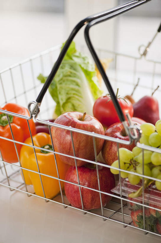 无人,竖图,俯视,室内,特写,白天,苹果,葡萄,辣椒,蔬菜,西红柿,水果,一堆,许多,阴影,堆叠,堆积,新鲜,反射,篮子,影子,大白菜,生食,食品,果实,购物篮,蔬果,白菜,食物,有机食品,绿色食品,堆,便利,存放,载具,彩椒,辣角,红海椒,大椒,辣虎,广椒,快捷,方便,胶菜,镳菜,寄存,寄放,暂存,购物提篮,购物筐,山葫芦,蒲桃,草龙珠,甜椒,柿子椒,辣子,海椒,番茄,番椒,灯笼椒,彩图,高角度拍摄