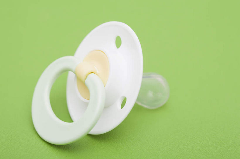 无人,横图,俯视,室内,特写,白天,桌面,桌子,静物,绿色背景,一个,白色,摄影,影棚,单个,奶嘴,婴儿用品,安抚,抚慰,安抚奶嘴,彩图,高角度拍摄,影棚拍摄,拍摄