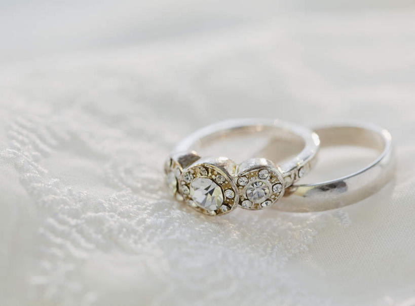 无人,横图,俯视,室内,特写,白天,爱情,奢侈,静物,珠宝,两枚,阴影,花纹,反射,布,矿石,图案,影子,浪漫,布纹,钻石,装饰品,白色,戒指,饰品,首饰,恩爱,摄影,影棚,金刚石,昂贵,坚硬,布匹,信物,贵重,宝石,权利,坚定,信念,手饰,约定,宝贵,彩图,高角度拍摄,影棚拍摄,拍摄