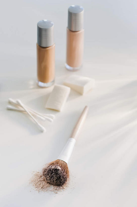 无人,竖图,俯视,室内,特写,白天,化妆,美容,桌面,桌子,静物,一堆,许多,护肤,阴影,堆叠,堆积,反射,影子,化妆棉,化妆品,化妆刷,刷子,保养,享受,休闲,粉底液,棉花棒,棉签,放松,保健,摄影,影棚,堆,粉底,修饰,美容工具,护肤品,化妆用品,护肤用品,棉棒,遮盖,养颜,彩妆刷,化妆工具,吸脂,蜜粉刷,擦拭棒,彩图,高角度拍摄,影棚拍摄,拍摄,防晒