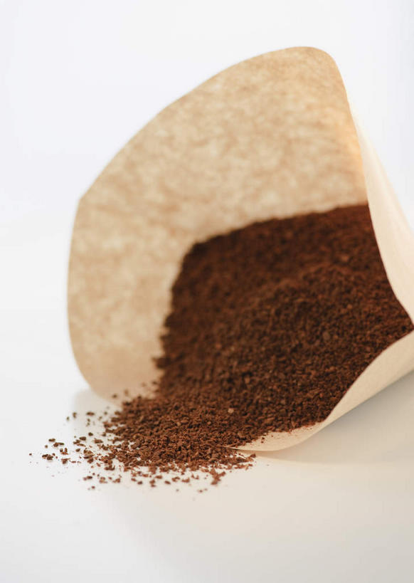 咖啡,无人,竖图,室内,特写,白天,白色背景,正面,植物,桌面,桌子,豆,一堆,许多,堆叠,堆积,滤纸,豆类,豆子,咖啡豆,摄影,影棚,堆,豆科,咖啡因,彩图,影棚拍摄,拍摄