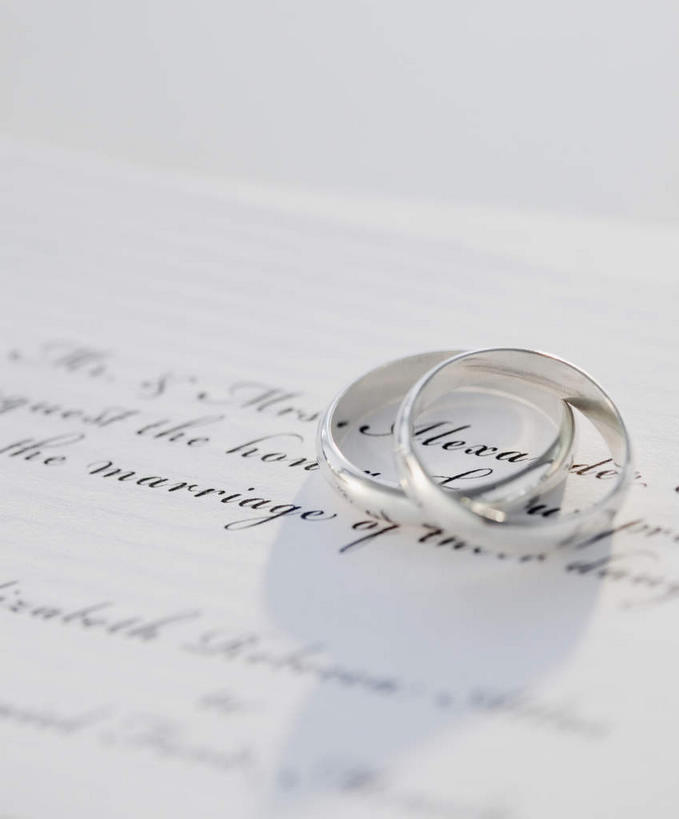 无人,竖图,俯视,室内,特写,白天,白色背景,爱情,快乐,静物,两枚,阴影,庆祝,反射,英文,标志,文字,影子,字符,字母,结婚,浪漫,标识,装饰品,戒指,饰品,首饰,喜庆,恩爱,摄影,影棚,纪念,英文字母,信物,权利,证书,结婚证书,手饰,彩图,高角度拍摄,影棚拍摄,高兴,拍摄