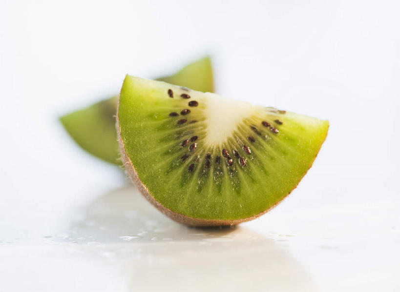 无人,横图,俯视,室内,特写,白天,白色背景,桌面,桌子,猕猴桃,两块,切开,阴影,光线,影子,阳光,切,摄影,影棚,剖面,切面,奇异果,猕猴梨,彩图,高角度拍摄,影棚拍摄,拍摄