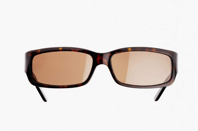 无人,横图,室内,特写,白天,白色背景,正面,静物,一副,墨镜,眼镜,棕色,太阳镜,太阳眼镜,遮阳镜,摄影,影棚,彩图,影棚拍摄,拍摄