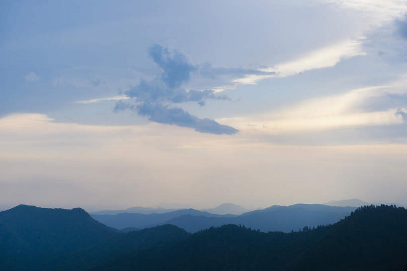 无人,公园,横图,室外,白天,仰视,旅游,度假,美景,山,山脉,雾,美国,阴影,朦胧,模糊,光线,影子,景观,山峰,云,云朵,山峦,云彩,娱乐,蓝色,白云,蓝天,天空,阳光,自然,群山,天,享受,休闲,景色,放松,晴朗,迷雾,北美,北美洲,国家公园,加利福尼亚,自然风光,美洲,加州,加利福尼亚州,金州,黄金州,北亚美利加洲,亚美利加洲,红杉国家公园,红杉树国家公园,大雾,晴空,彩图,低角度拍摄