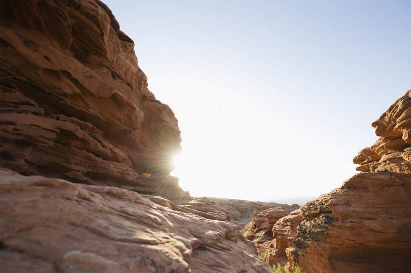 无人,公园,横图,室外,白天,仰视,旅游,度假,石头,美景,山,山脉,太阳,美国,阴影,光线,石子,影子,景观,山峰,山峦,娱乐,蓝色,蓝天,天空,阳光,自然,群山,天,享受,休闲,景色,放松,晴朗,北美,北美洲,犹他州,自然风光,美洲,万里无云,北亚美利加洲,亚美利加洲,犹他,蜂窝之州,蜂房州,锡安国家公园,宰恩国家公园,石块,岩石,晴空,晴空万里,彩图,低角度拍摄,眩光
