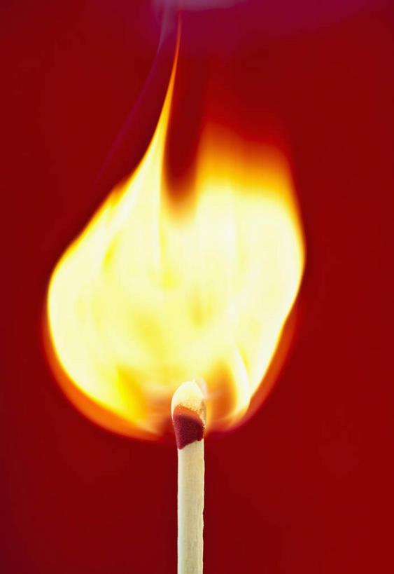 无人,竖图,室内,特写,白天,正面,热情,火,阴影,红色背景,反射,火柴,火焰,影子,燃烧,摄影,影棚,洋火,火柴梗,取火工具,彩图,影棚拍摄,拍摄