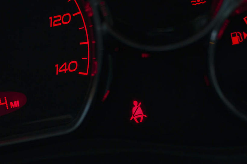 无人,横图,室内,特写,夜晚,正面,汽车,阴影,反射,标志,数字,文字,影子,字符,指针,标识,车,交通工具,轿车,阿拉伯数字,载具,仪表盘,彩图