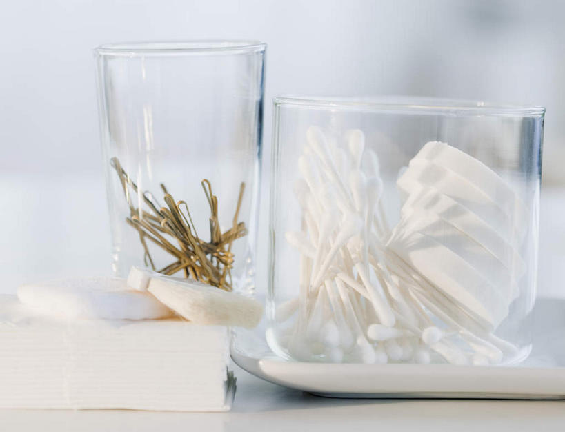 无人,横图,室内,特写,白天,正面,静物,玻璃,一堆,许多,阴影,堆叠,堆积,朦胧,模糊,反射,影子,玻璃制品,玻璃瓶,瓶子,棉花棒,棉签,堆,棉棒,广口瓶,擦拭棒,彩图