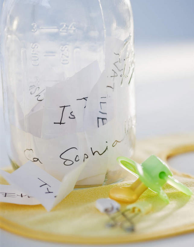 无人,竖图,室内,特写,白天,白色背景,正面,阴影,朦胧,模糊,反射,英文,标志,奶瓶,文字,影子,字符,字母,围兜,标识,一个,餐巾,瓶子,容器,摄影,影棚,单个,奶嘴,婴儿用品,储藏,英文字母,储存,口水巾,食饭兜,婴儿围脖,婴儿围兜,彩图,影棚拍摄,拍摄,贮存